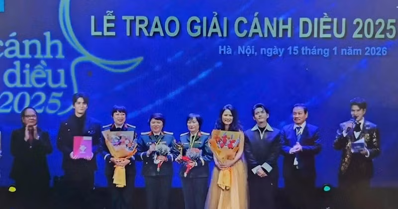 电影《红雨》剧组荣获电影类“金风筝奖”。（图片来源：qdnd.vn）