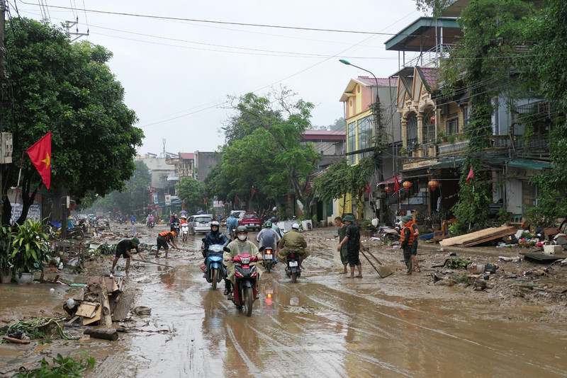 历史性洪水过后，河江二坊李常杰街被泥浆淹没。