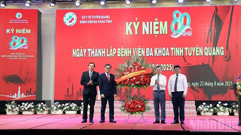 宣光省领导向宣光省综合医院领导赠送鲜花。