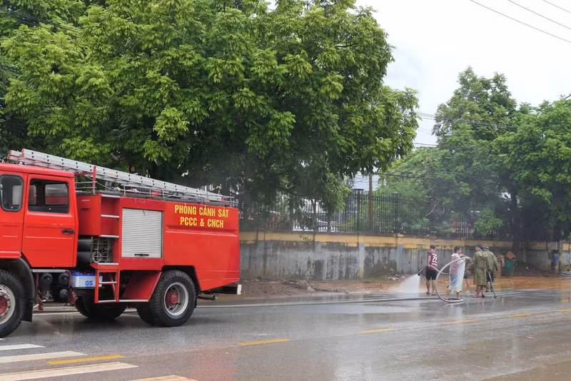 宣光省公安力量使用专用车辆清洗道路上的泥浆。