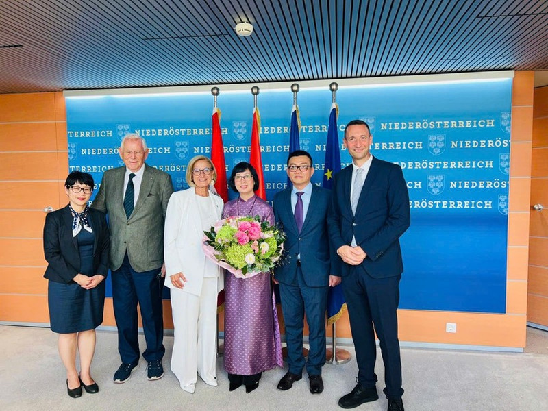 越南驻奥地利大使武黎太黄,下奥地利州州长约翰娜·米克尔-莱特纳和双方代表合影。