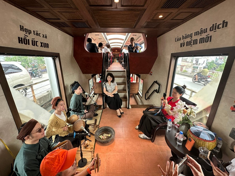 在铁路旅程中，游客有机会体验越南文化。（图片来源：hanoimoi.vn）