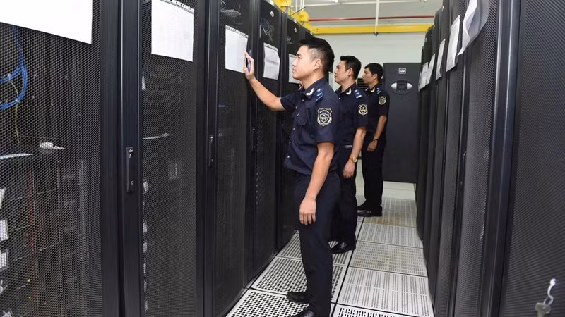 海关官员操作自动化清关系统。
