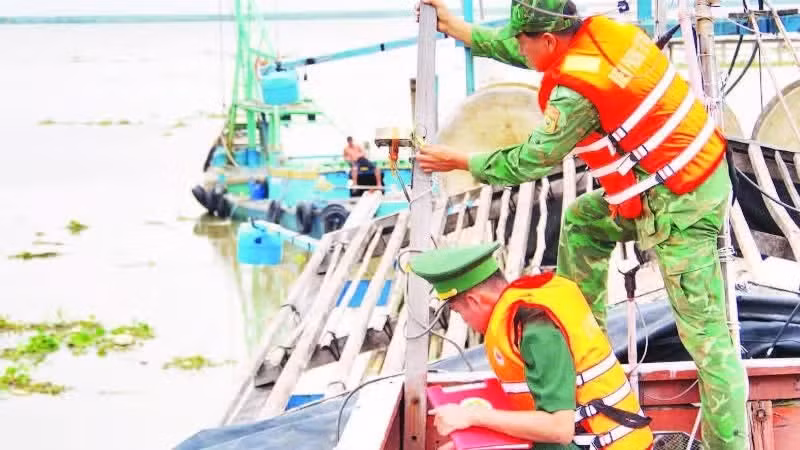 附图：同塔省边防部队检查一艘渔船上的船舶跟踪系统。