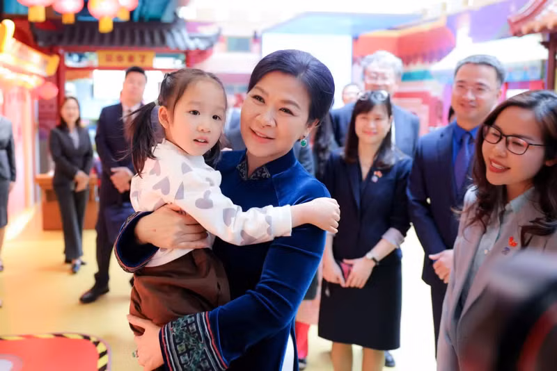 吴芳璃女士和中国宋庆龄青少年科技文化交流中心儿童。