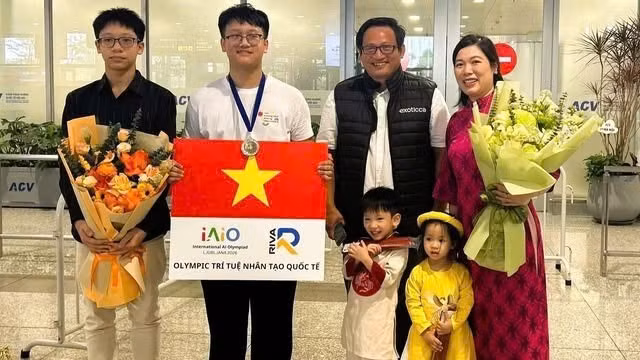 陈顺孝（左二）荣获美国芝加哥大学价值约120亿越盾的全额奖学金。