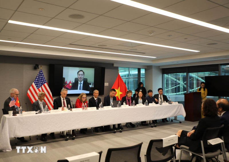 出席研讨会的各位演讲者。（图片来源：越通社）