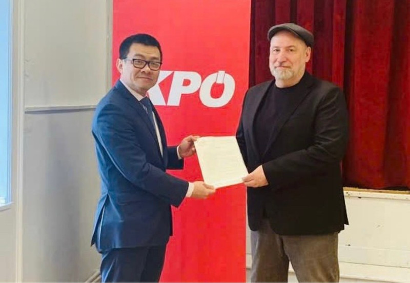 武黎太黄大使向奥地利共产党主席金特·霍普夫加特纳转交越南共产党中央委员会的感谢信。