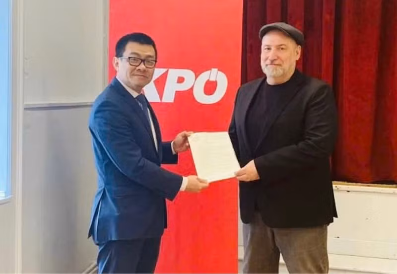 武黎太黄大使向奥地利共产党主席金特·霍普夫加特纳转交越南共产党中央委员会的感谢信。