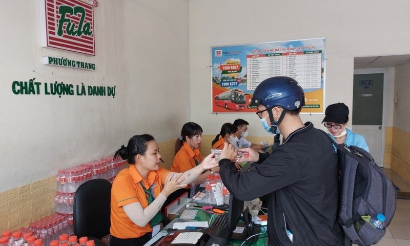 乘客在芳庄客运股份公司售票处购买车票。