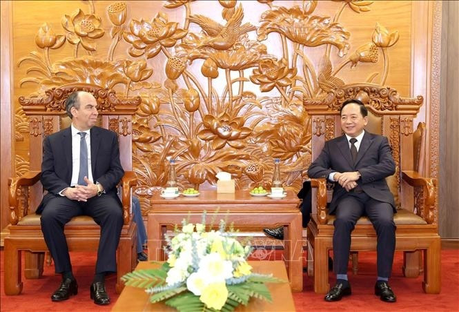 越共中央宣教与民运部长郑文决会见古巴驻越南大使罗赫利奥·波兰科·富恩特斯。