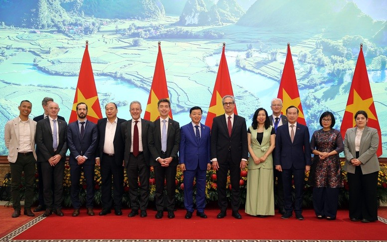 双方代表合影。（图片来源：baochinhphu.vn）