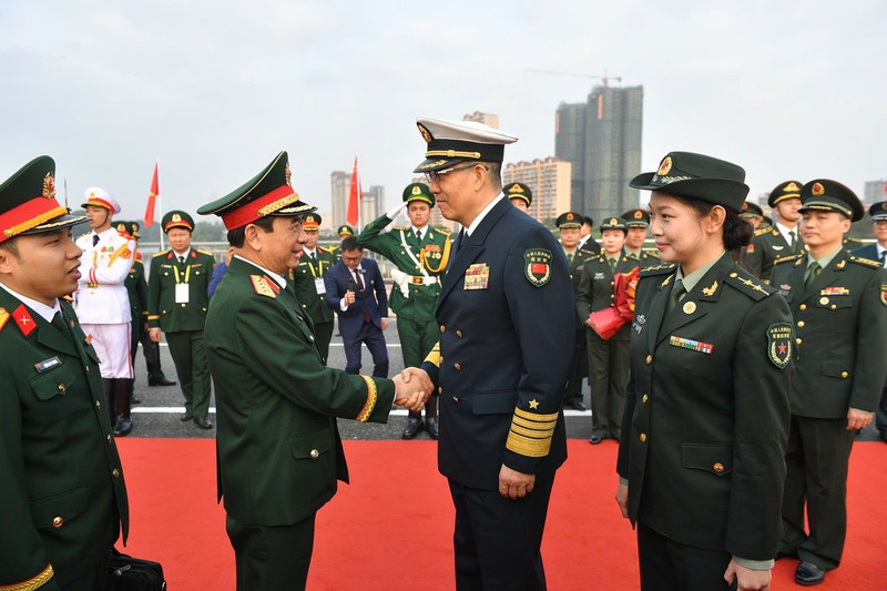 中国国防部长董军欢迎越南国防部长潘文江赴中国出席越中第十次边境国防友好交流活动。（图片来源：tuoitre.vn）