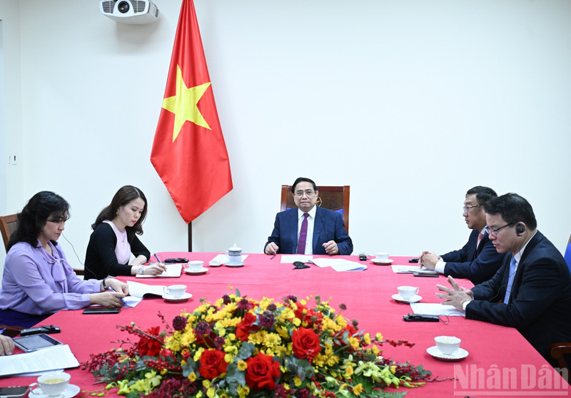 越南政府总理范明正与阿尔及利亚总理西菲·格里布电话。