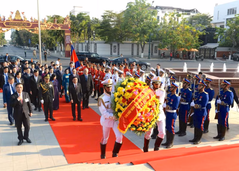 越共中央书记处常务书记陈锦秀及越南高级代表团在独立纪念碑敬献花卷。（图片来源：dangcongsan.org.vn）