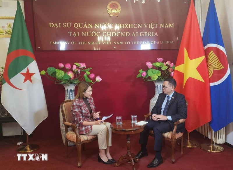 陈国庆大使接受阿尔及利亚Elbilad电视台的采访。（图片来源：越通社）