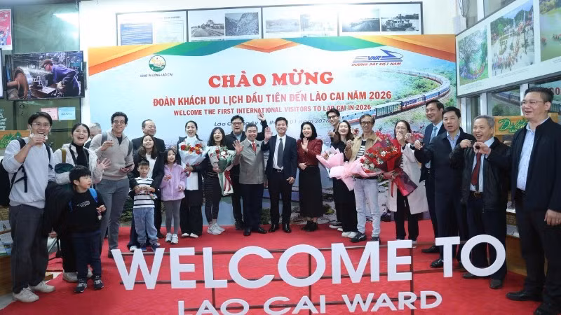 老街在新的一年迎来第一批游客。