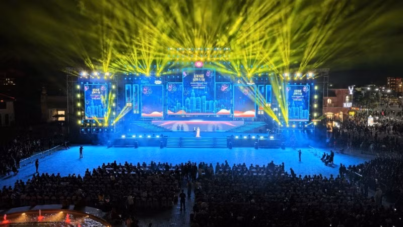 题为“义安欢迎2026——蓝江的豪气”的倒计时活动在义安省。