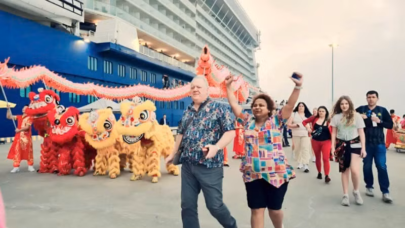 乘坐国际邮轮“名人永恒号”到达下龙的首批外国游客。