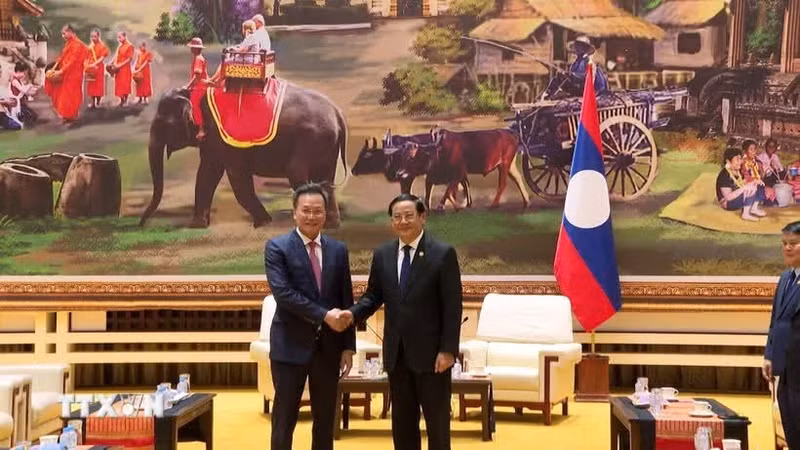 越南国家审计署审计长阮友义和老挝政府总理宋赛·西潘敦。（图片来源：越通社）