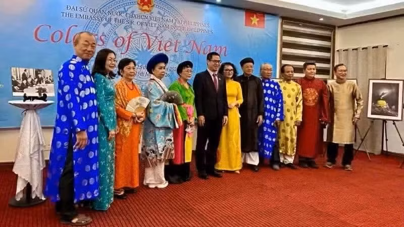 “越南色彩”活动推介越南北、中、南三大地区的奥黛文化遗产。该活动旨在加强越菲两国人民的交流，增进双方相互了解。（图片来源：越南驻菲律宾大使馆）