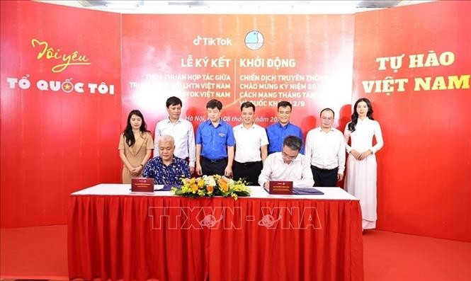 越南青年联合会中央委员会领导与抖音越南代表签署2025—2029年阶段合作协议。（图片来源：越通社）