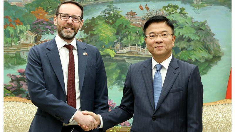 越南政府副总理黎成龙在河内会见英国驻越南大使伊恩·弗鲁。（图片来源：baochinhphu.vn）