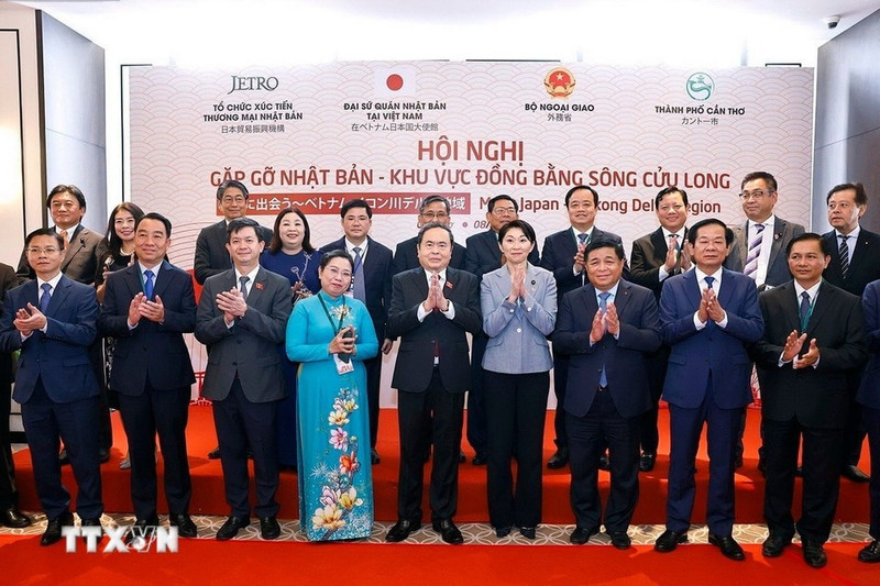 国会主席陈青敏和出席活动的各位代表合影。（图片来源：越通社）