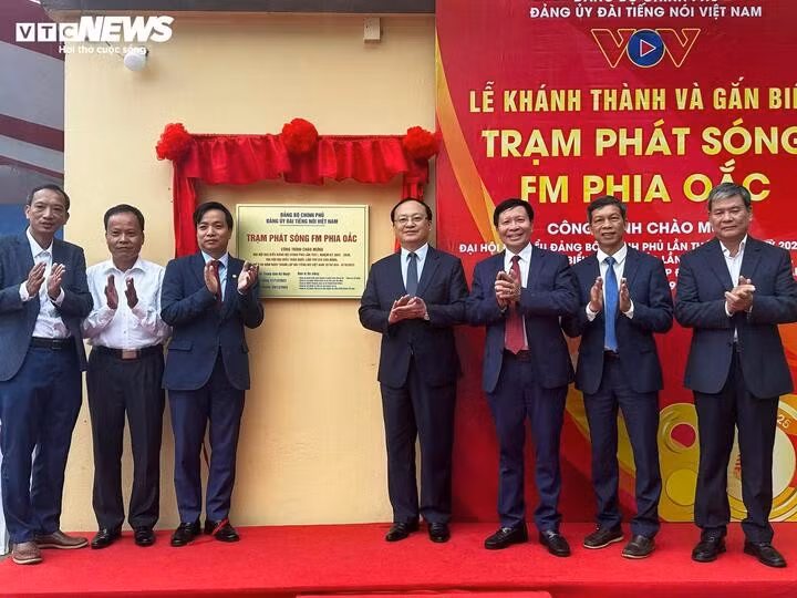 各位代表出席菲霍调频广播站落成揭牌仪式。（图片来源：vtcnews.vn）