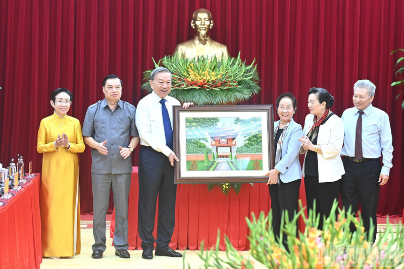 苏林总书记向越南助学协会中央常务委员会赠送纪念品。