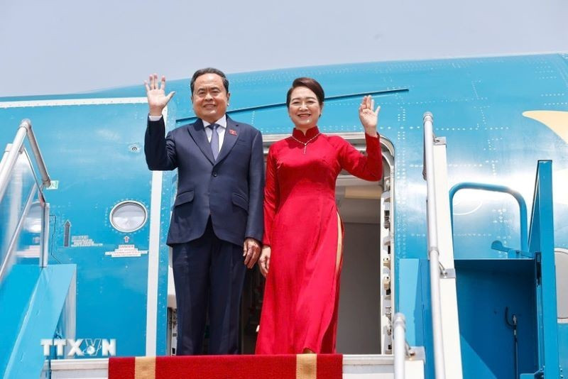 越南国会主席陈青敏和夫人离开河内，启程赴马来西亚出席AIPA-46并对马来西亚进行正式访问。（图片来源：越通社）