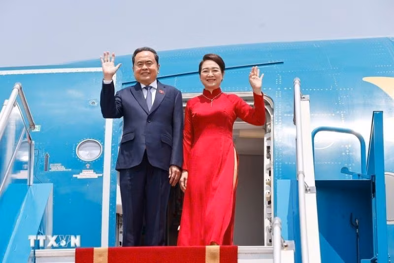 越南国会主席陈青敏和夫人离开河内，启程赴马来西亚出席AIPA-46并对马来西亚进行正式访问。（图片来源：越通社）