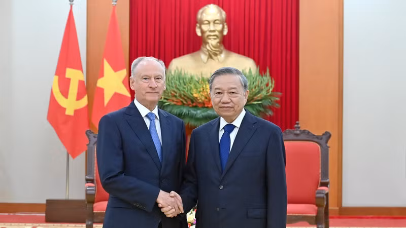 越共中央总书记苏林会见俄罗斯总统助理、俄罗斯海事委员会主席尼古拉·帕特鲁舍夫。