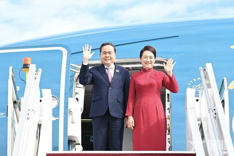 越南国会主席陈青敏和夫人抵达马来西亚首都吉隆坡。（图片来源：qdnd.vn）