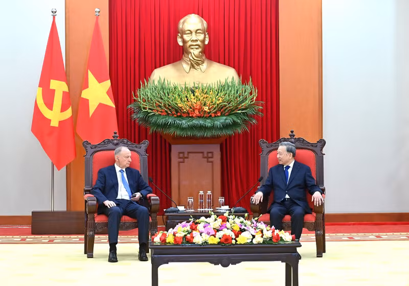 越共中央总书记苏林会见俄罗斯总统助理、俄罗斯海事委员会主席尼古拉·帕特鲁舍夫。