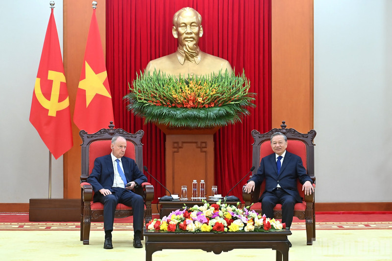 越共中央总书记苏林会见俄罗斯总统助理、俄罗斯海事委员会主席尼古拉·帕特鲁舍夫。