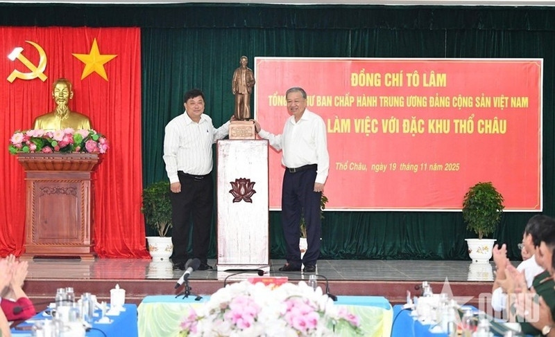 苏林总书记向土洲特区党部、政府赠送纪念品。（图片来源：qdnd.vn）