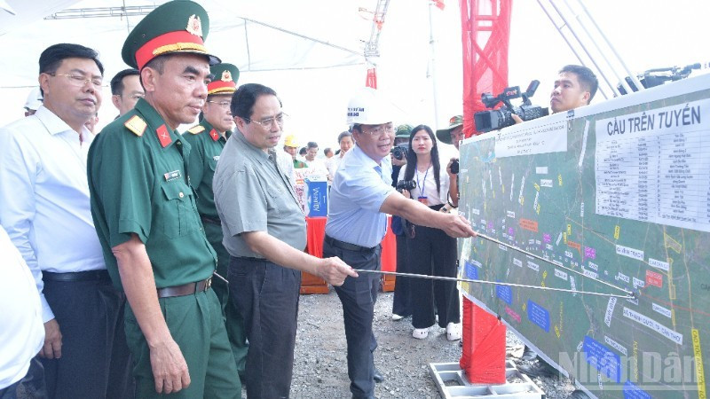 2025年7月21日，范明正总理视察朱笃-芹苴-朔庄高速公路项目的建设进度。