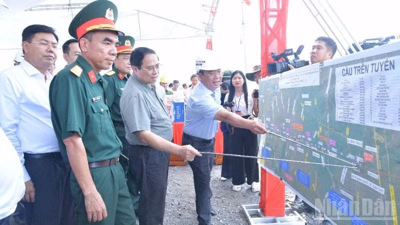 2025年7月21日，范明正总理视察朱笃-芹苴-朔庄高速公路项目的建设进度。