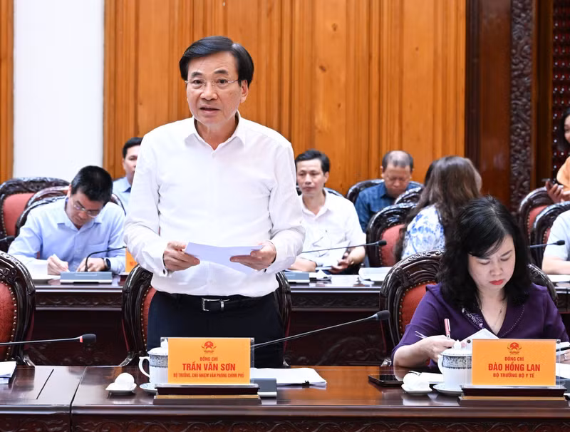 政府办公厅主任陈文山发表讲话。
