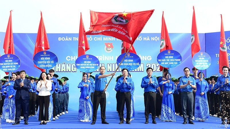 越共中央候补委员、胡志明共青团中央书记处常务书记阮明哲（前排右起第四位）同胡志明共青团河内市团市委代表及有关单位代表参加首都青年的青年月启动仪式。