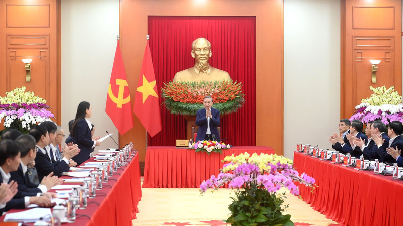 苏林总书记主持会议。