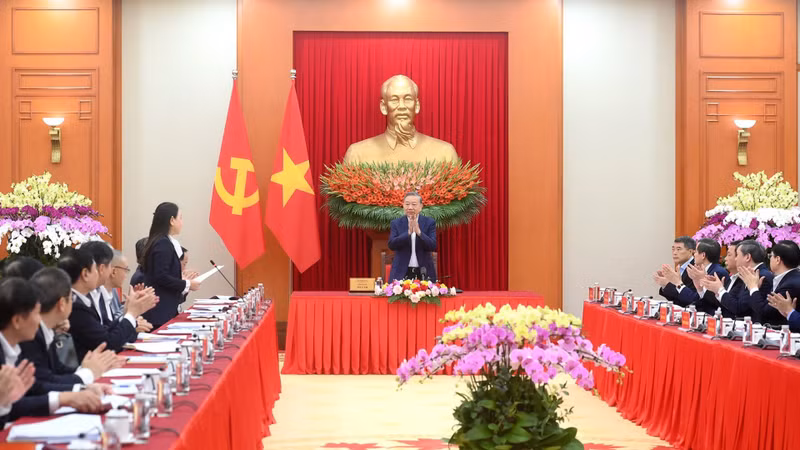 苏林总书记主持会议。