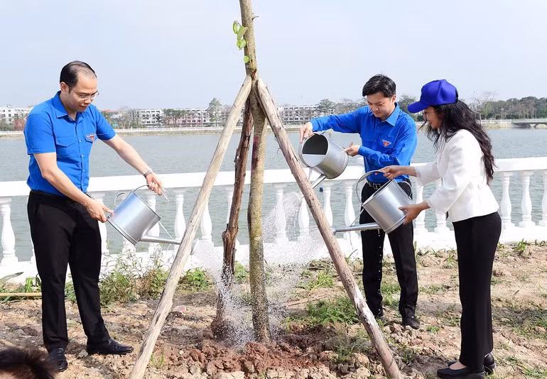 各机关代表参加植树活动。