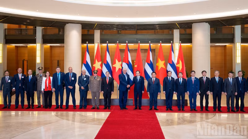 越南国会主席陈青敏，古共中央第一书记、古巴国家主席迪亚斯-卡内尔和两国代表合影。