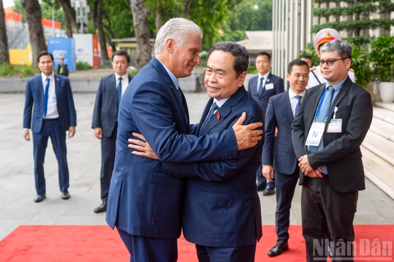 越南国会主席陈青敏欢迎古共中央第一书记、古巴国家主席迪亚斯-卡内尔。