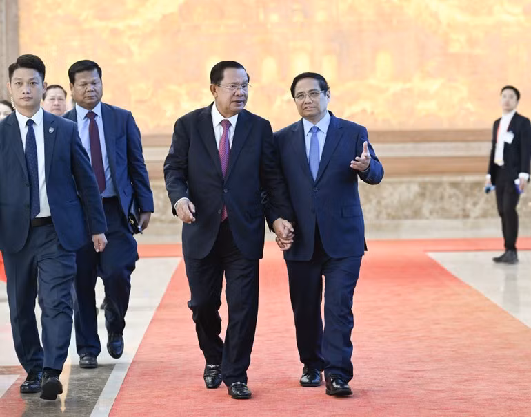 越南政府总理范明正和柬埔寨人民党主席、参议院主席洪森亲王。