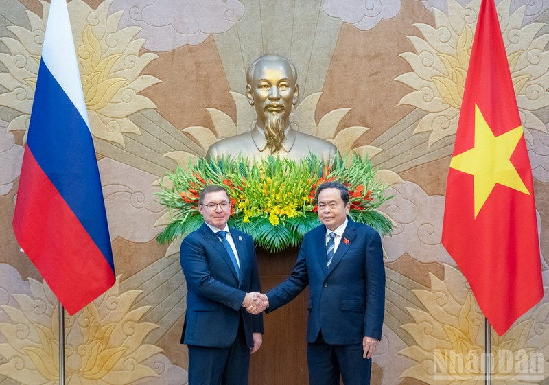 越南国会主席陈青敏会见俄罗斯联邦委员会第一副主席、统一俄罗斯党总委员会秘书亚库舍夫。