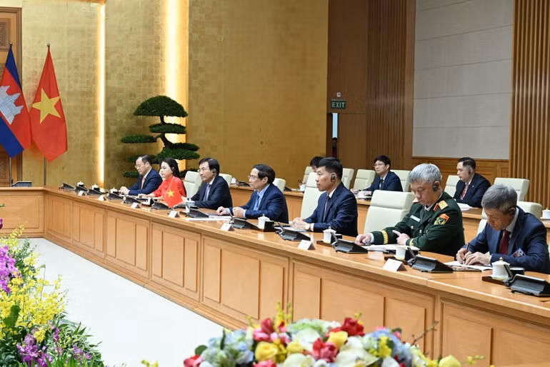 越南政府各部门、部委、行业领导与会。