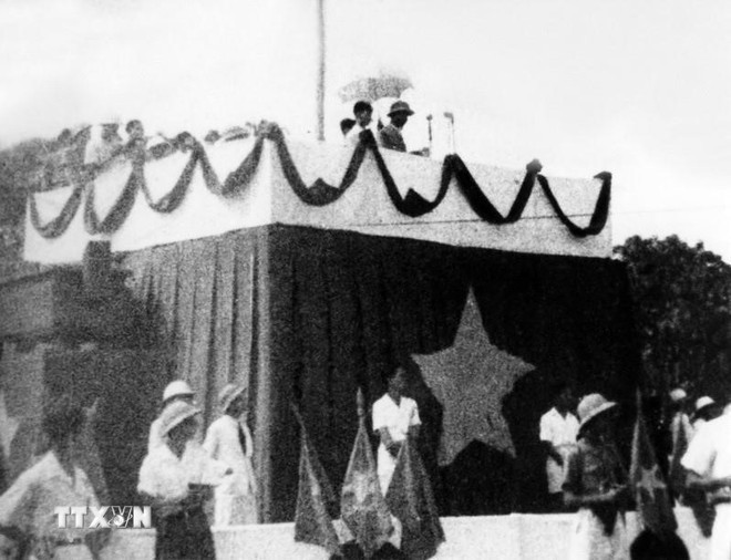 1945年9月2日，胡志明主席在河内巴亭广场宣读《独立宣言》，宣布越南民主共和国成立。（图片来源：越通社）